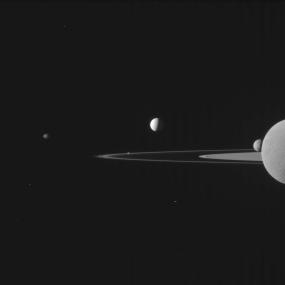 "Кассини" сфотографировал сразу пять спутников Сатурна