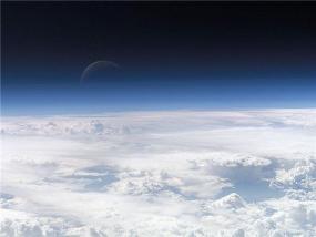 Вид на Луну через атмосферу Земли с МКС