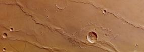 Кратерный выброс в форме бабочки на Марсе