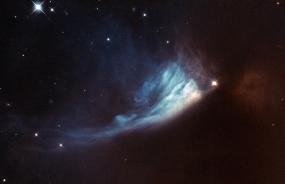Снимок туманности и освещающей ее звезды PV Cep