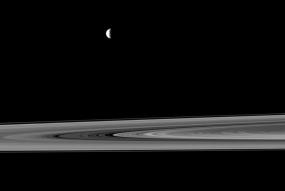Спутник Сатурна - Мимас и кольца Сатурна