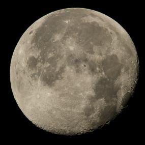МКС на фоне убывающей Луны