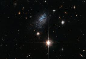 Галактика ESO 376-16 с неразборчивой морфологией