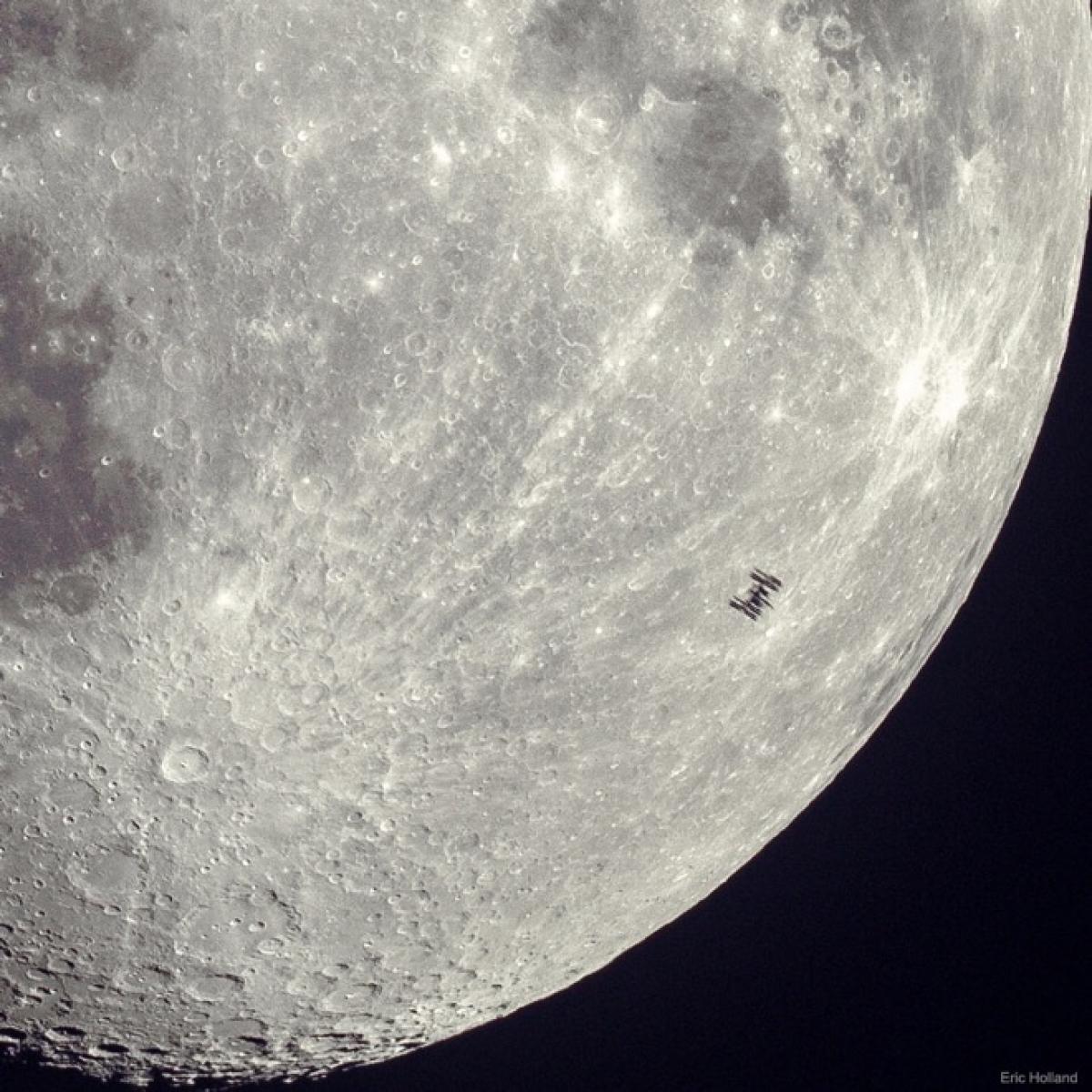 Луна в марте 2024 мир космоса. Снимок МКС на фоне Луны. Снимки Луны. Луна из космоса. Снимки Луны с МКС.