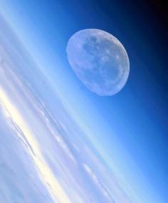 Закат Луны из Космоса