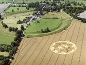 Круг на поле рядом с Эйвберийским каменным кольцом
