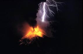 Молния, вызванная извержением вулкана