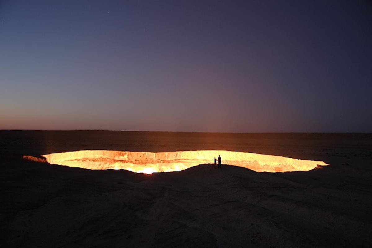 Загадочный 20. Кратер Дарваза в Туркменистане. "Врата ада" (Дарваза), Туркменистан. Дарваза газовый кратер в Туркменистане. Газовый кратер врата ада Туркменистан.